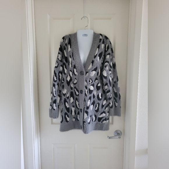 Gabrielle Union | EUC Long Gray Fuzzy Leopard Cozy Button Up Cardigan (SIZE M) - Picture 15 of 15